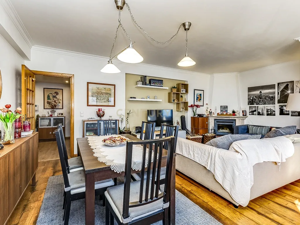 Apartamento T2 em Monte Abraão 97m², Varanda e Lareira - Image 1