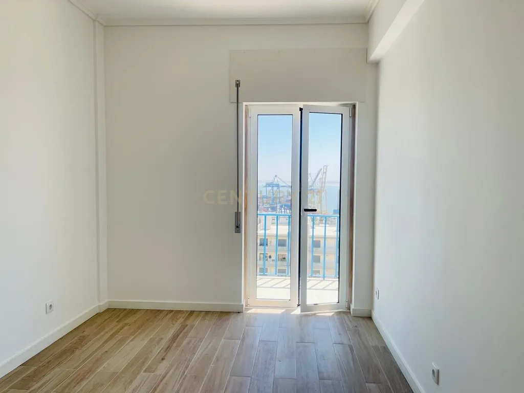 Apartamento Renovado com Vista Rio em Lisboa - Image 16