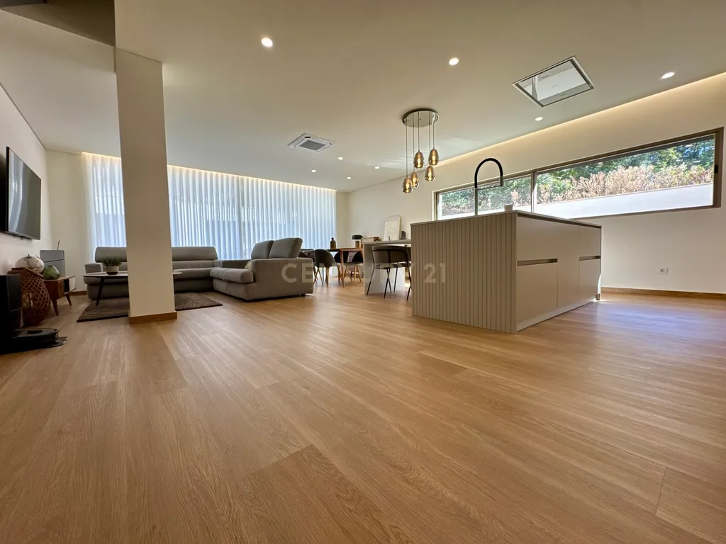Moradia Contemporânea de Três Frentes | Gondomar, Porto - Image 9