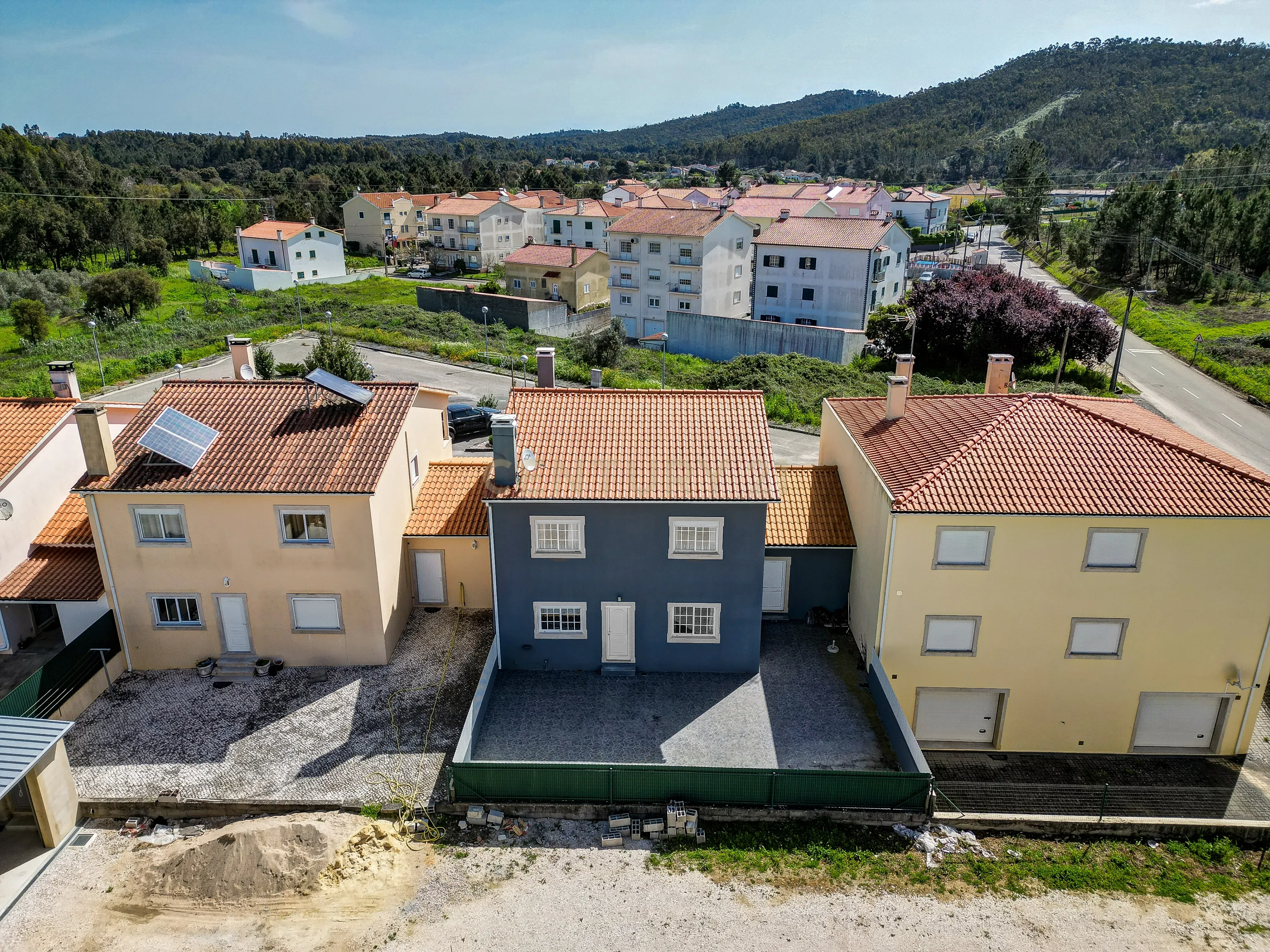 Casa Moderna em Vila de Rei com 4 Quartos e Segurança Avançada - Image 2