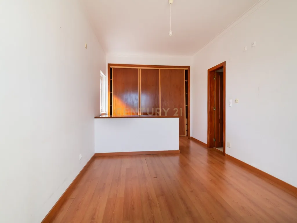 Moradia T4+1 | 368 m² | Garagem para 4 Viaturas | Casal do Bispo, Famões - Image 14