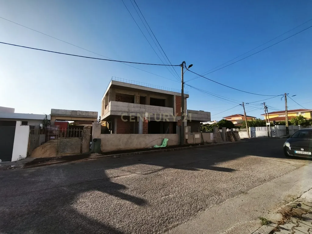 Casa de Luxo em Foros de Amora com Piscina e Jardim Privado - Image 2