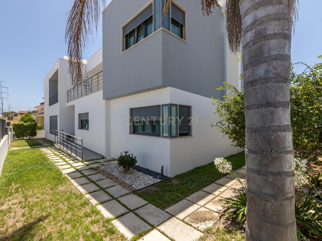 🌳 Moradia T4 Isolada com Jardim e Terraço na Quinta da Serralheira 🌞 - Image 6