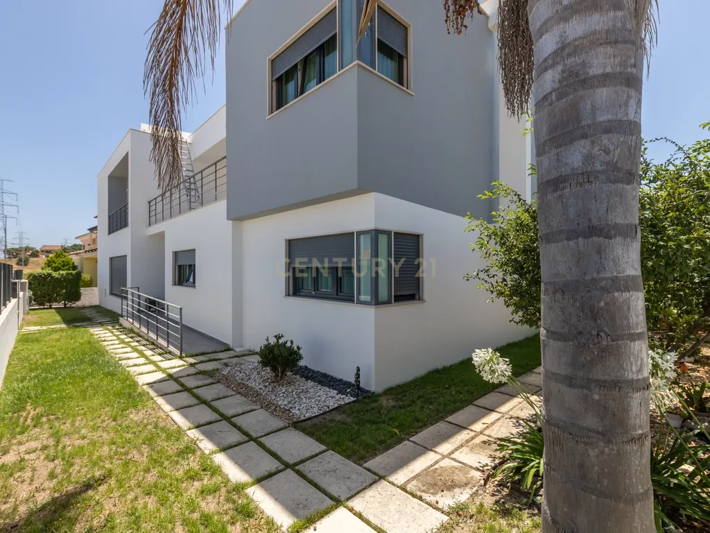 🌳 Moradia T4 Isolada com Jardim e Terraço na Quinta da Serralheira 🌞 - Image 6