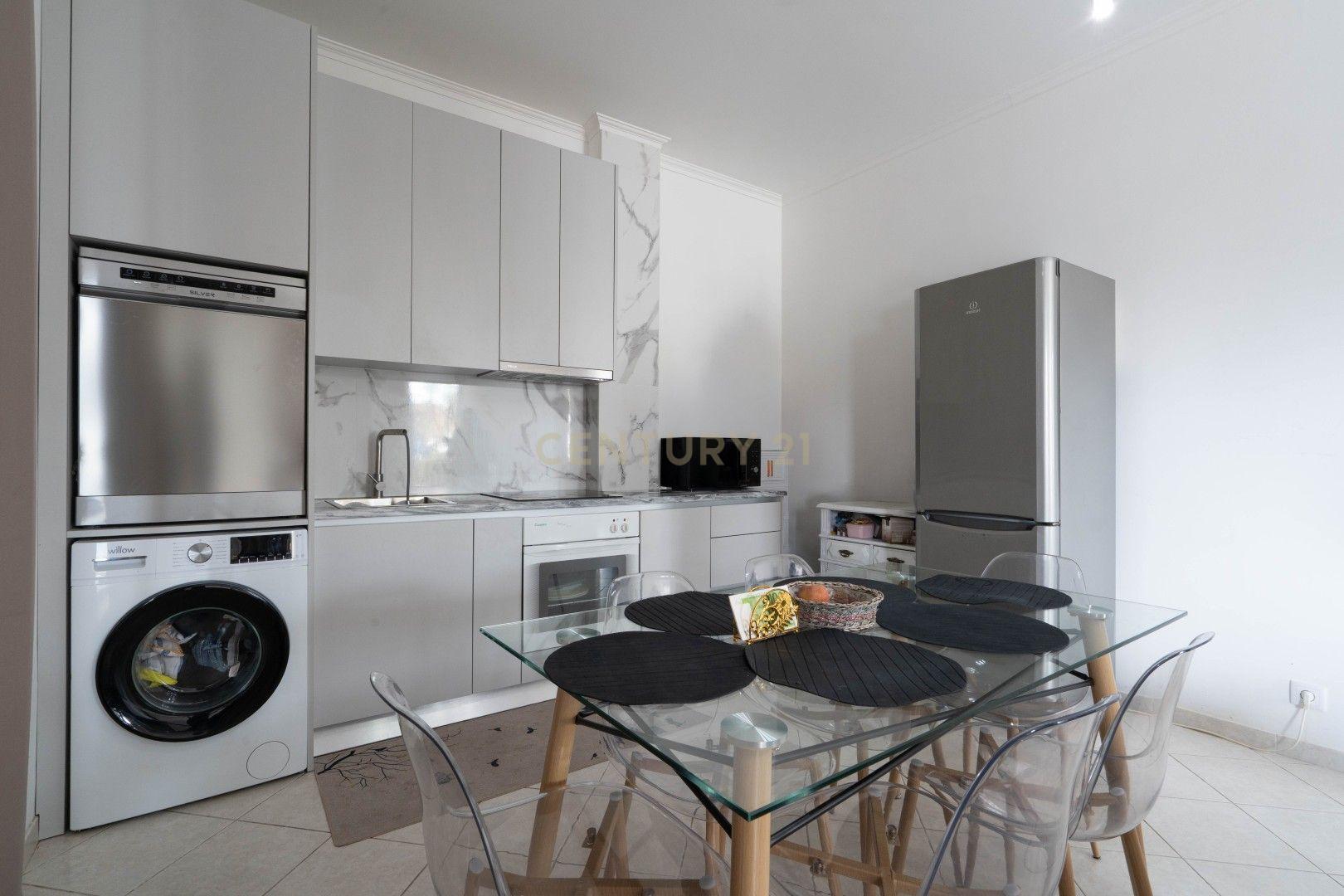 Fotografia 6 de 2 Lojas transformadas num Apartamento T2
