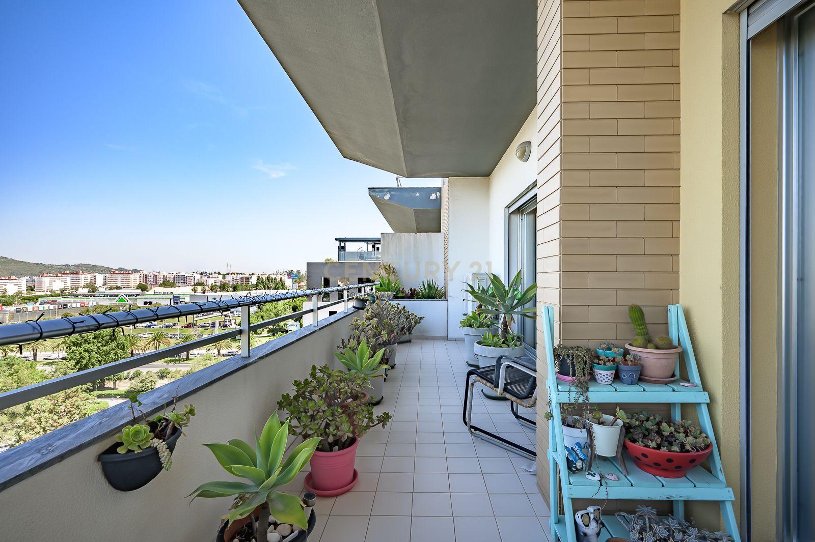 Fotografia 10 de Exclusivo T4 em Setúbal (S. Sebastião) | Vista Panorâmica Deslumbrante, Varandas, Ar Condicionado e Garagem Box Dupla com Carregador Elétrico