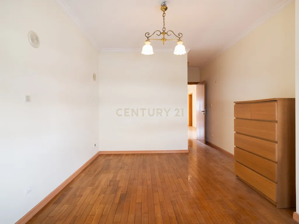 Apartamento T4 no Centro de Odivelas com Parqueamento para 3 Viaturas - Image 13