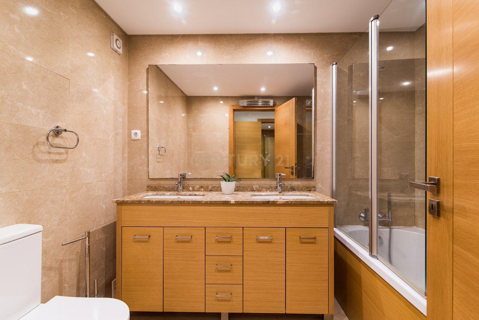 T2 com Garagem | 450 m do Metro - Image 11