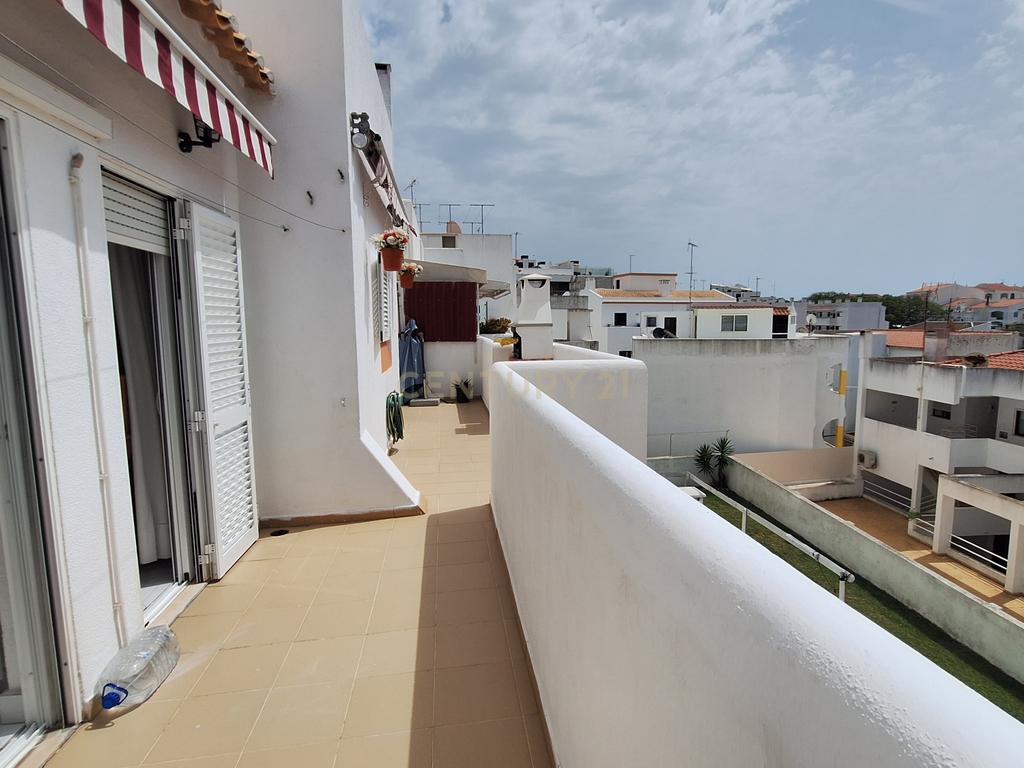 Luminoso Apartamento T2 com Varanda a Sul e Piscina no Centro de Albufeira - Image 15