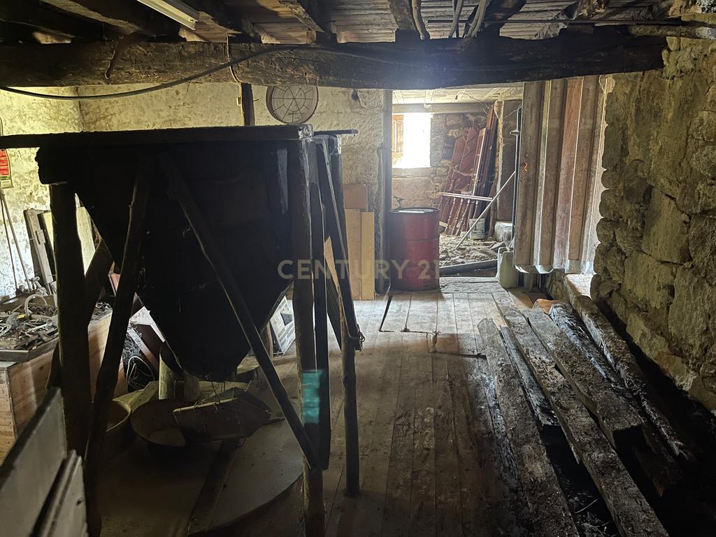 Uma quinta com uma casa que necessita de restauro, situada num terreno de 4000m², cortado por um riacho. - Image 42