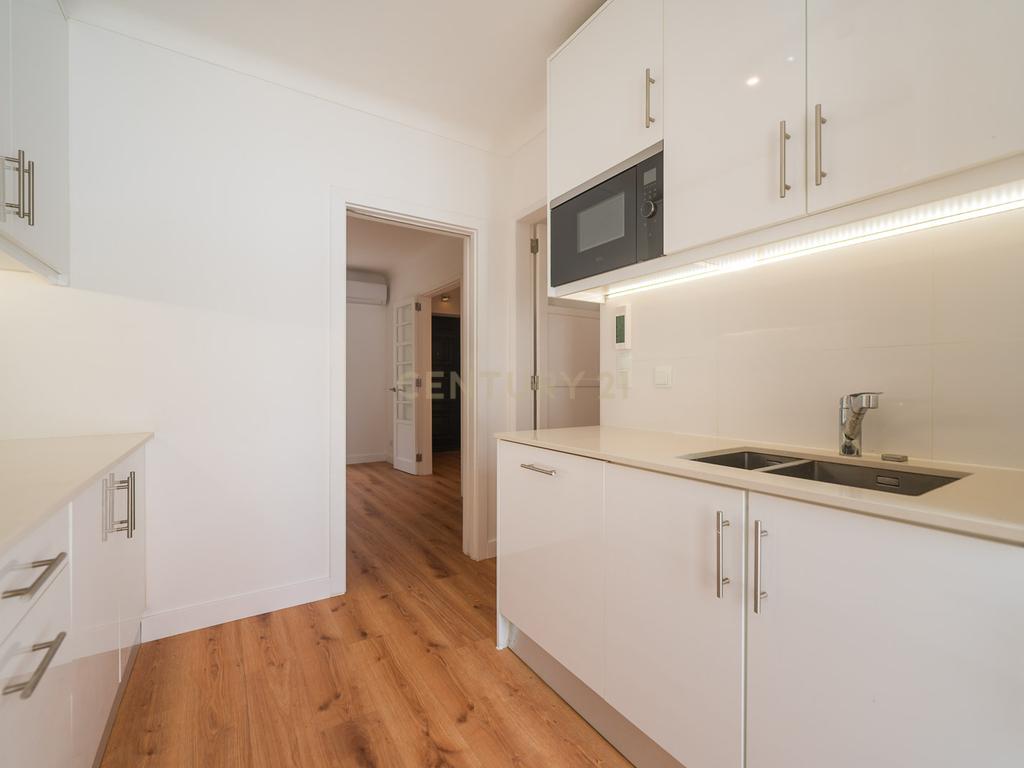 Moradia T3 + 1 Renovada com Jardim e Piscina em Penha de França, Lisboa - Image 33