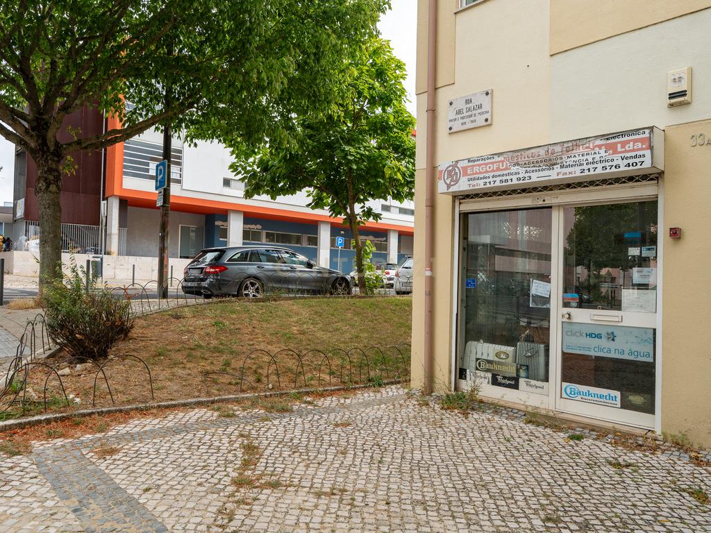 Loja comercial de esquina no Lumiar – junto ao Colégio Planalto - Image 1