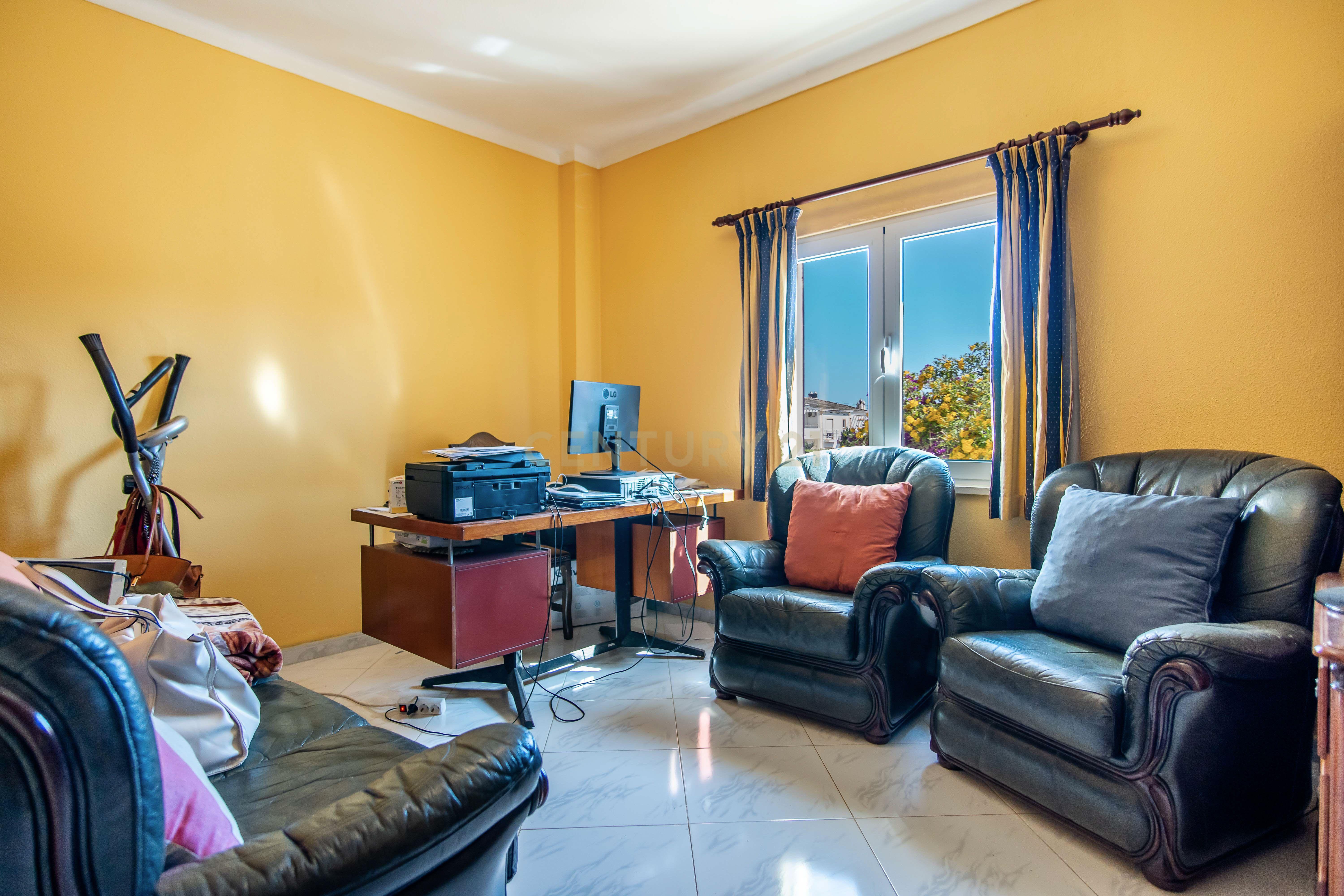 Espaçosa Moradia T3 + 2 com Garagem Localizada na Bela Vista perto de Ferragudo(TEMPORÁRIAMENTE INDISPONÍVEL PARA VISITAS) - Image 13