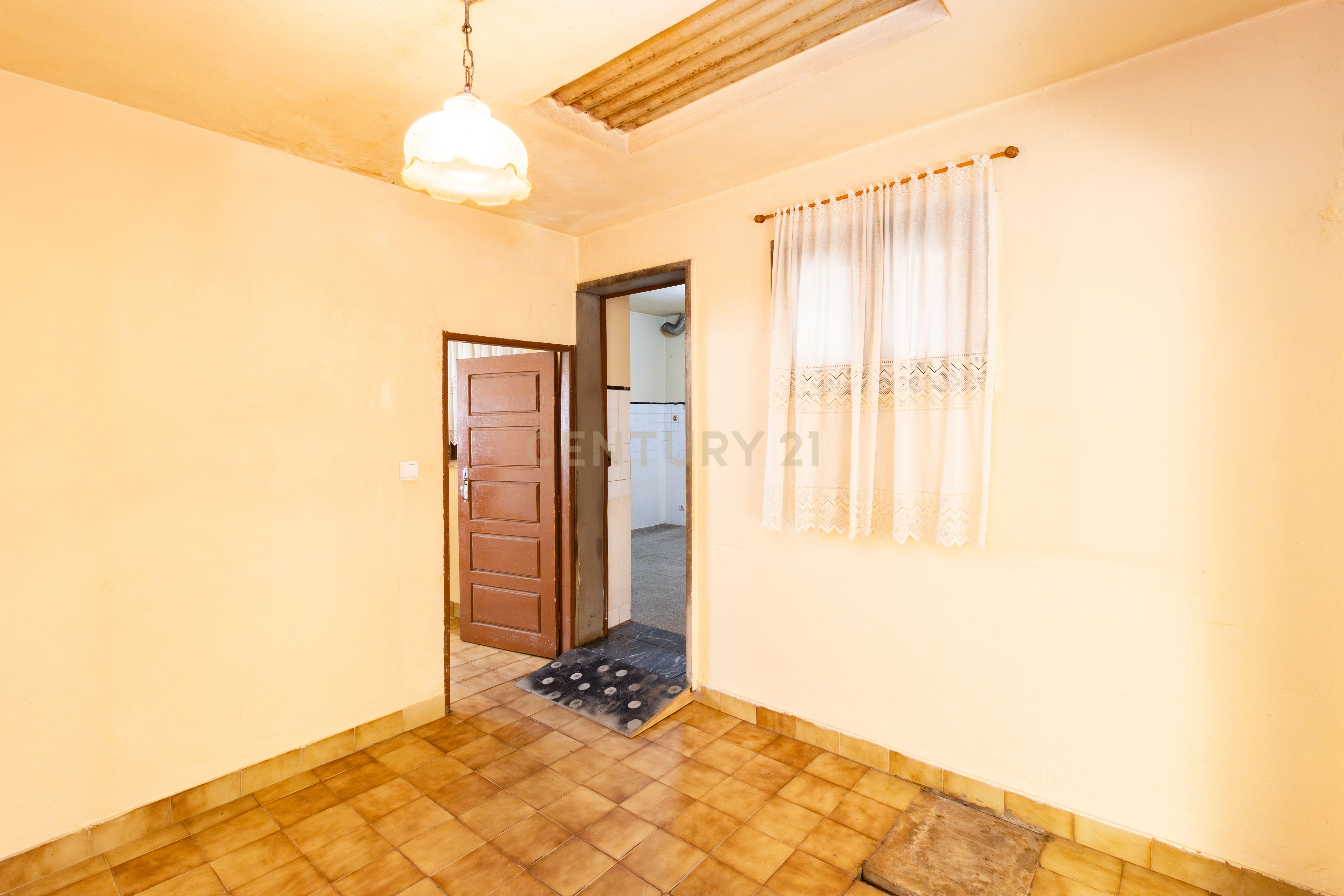 Moradia Isolada T3 em Arrimal, Porto de Mós – Com Terreno, Garagem e Anexos - Image 8