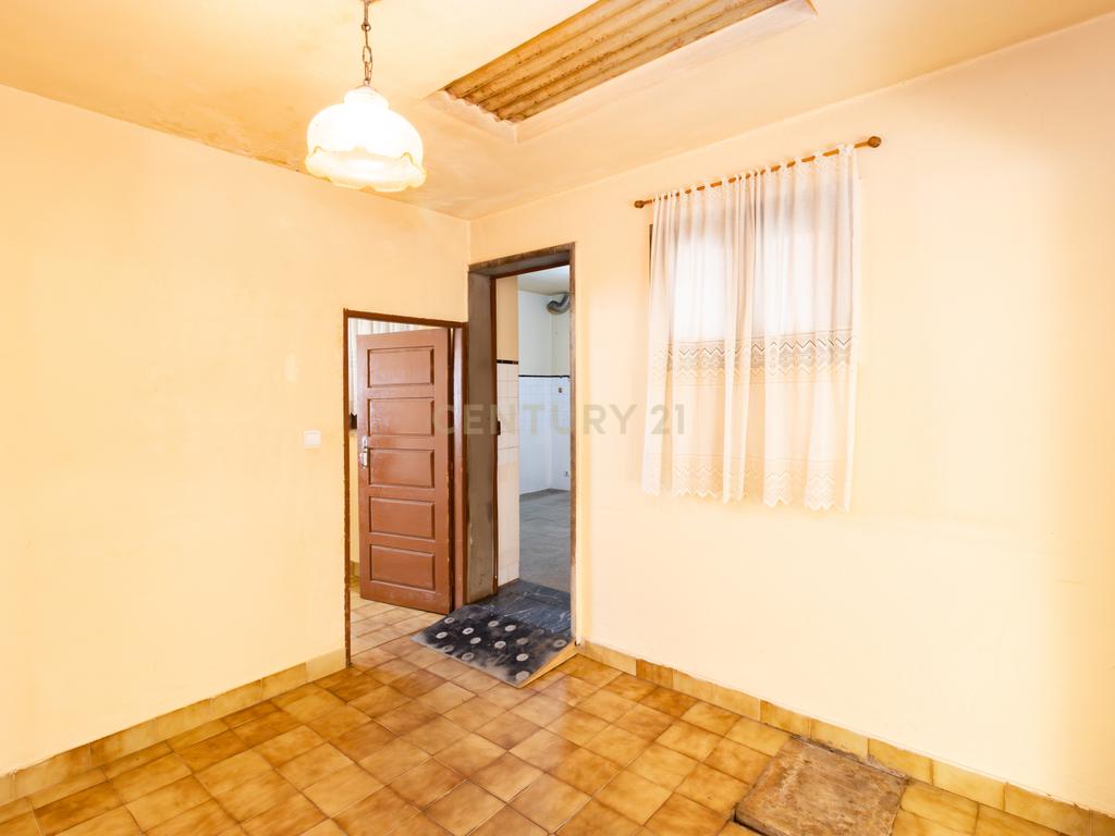 Moradia Isolada T3 em Arrimal, Porto de Mós – Com Terreno, Garagem e Anexos - Image 8