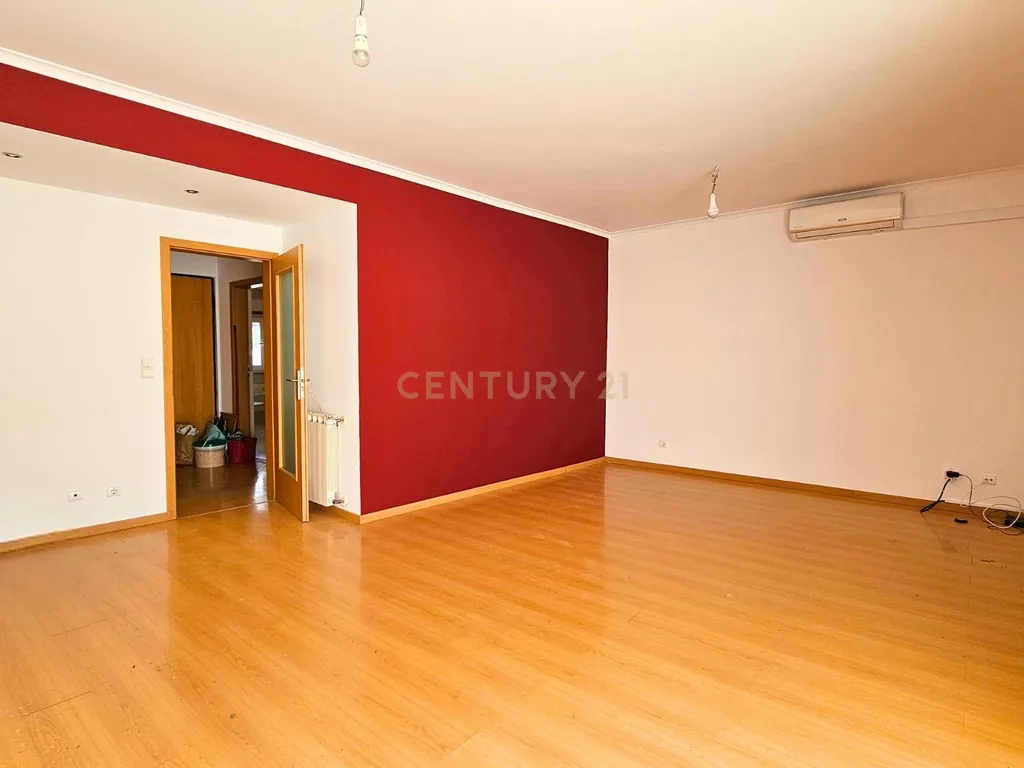 Moradia T4 em Oeiras para arrendar com garagem e terraço - Image 10