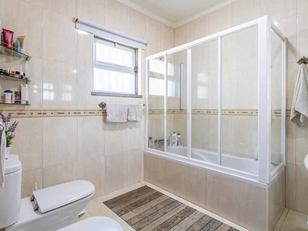 Quinta com 25.800M2 com moradia T6 em Casével, Santarém. - Image 10