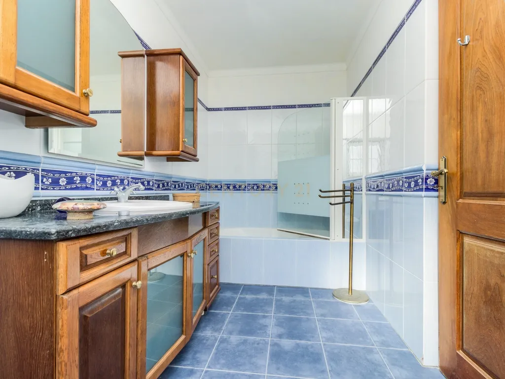 Moradia Isolada T3 com 2480m2 de terreno, poço e com anexos - Image 13