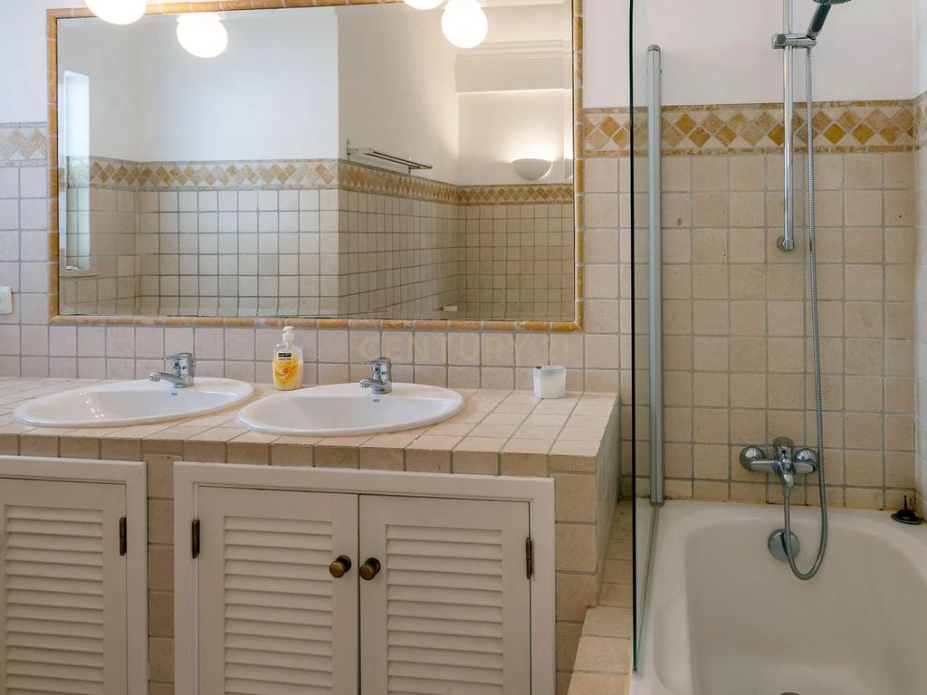 Moradia de Luxo na Quinta do Lago | 4 Quartos e 4 Casas de Banho ! Elegância, Exclusividade e Vista Mar! - Image 14