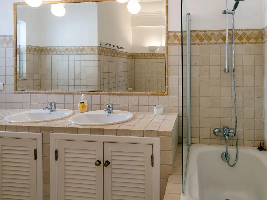 Moradia de Luxo na Quinta do Lago | 4 Quartos e 4 Casas de Banho ! Elegância, Exclusividade e Vista Mar! - Image 14