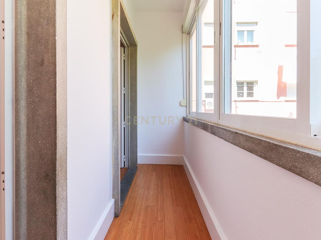Apartamento T3 para arrendamento com varanda junto à Avenida de Roma | Prédio com "arte" - Image 16