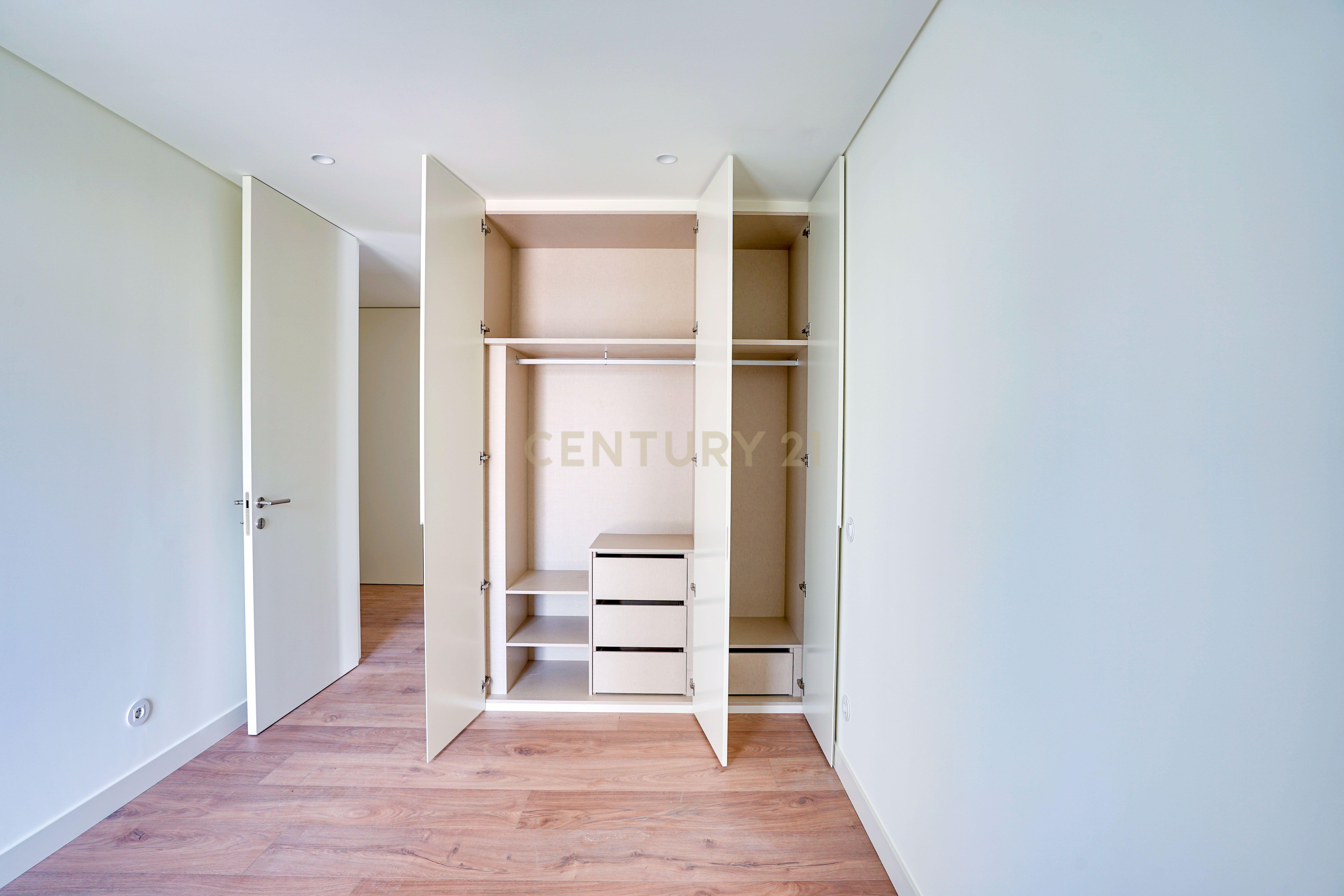 T1, Portela, Loures - Image 16