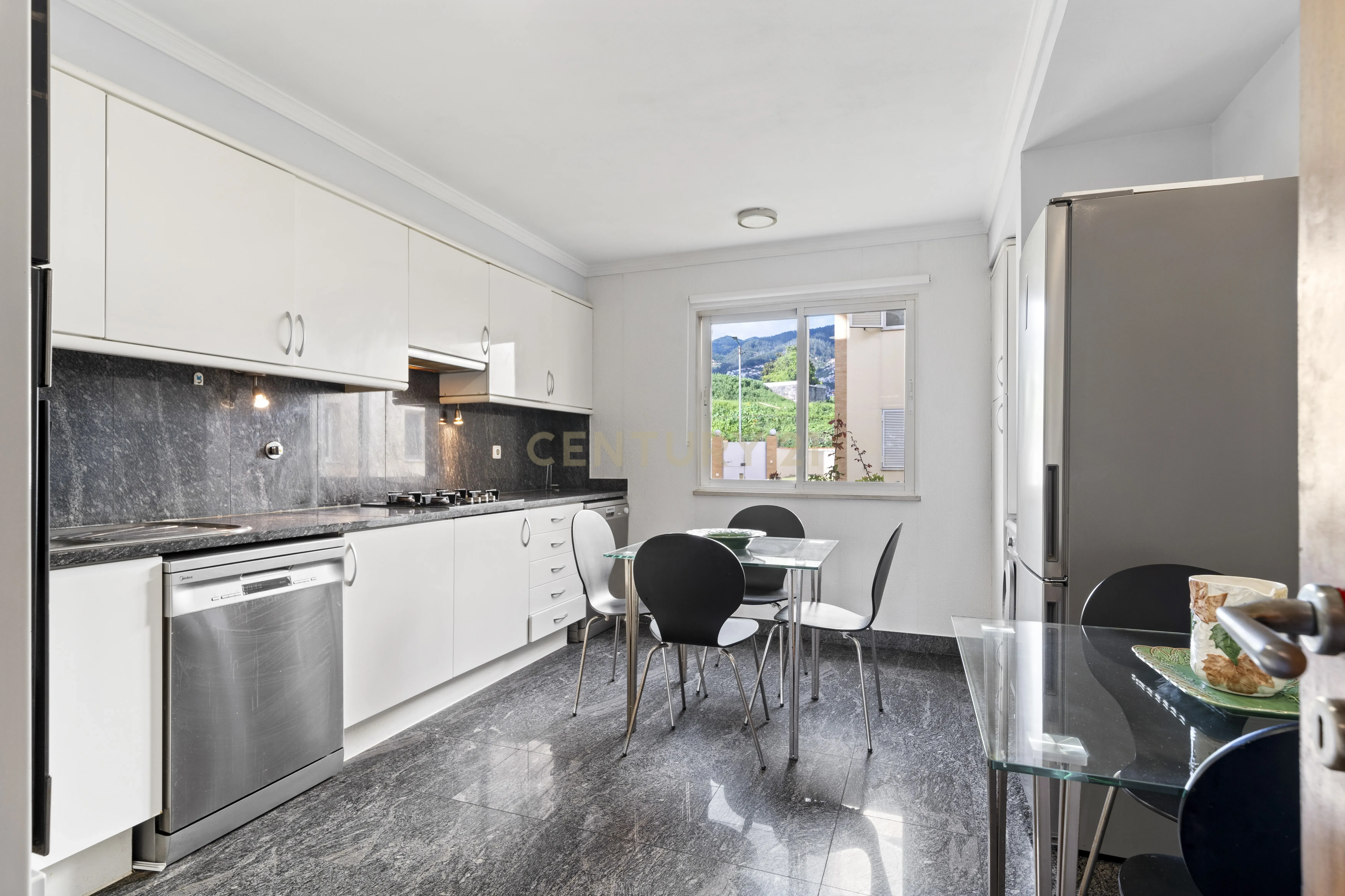 Apartamento T2 à Venda, com Jardim e Vista Mar - Pilar, Funchal - Image 13