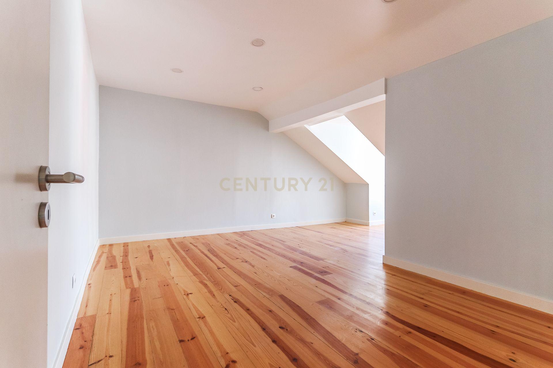 Apartamento T4 Totalmente Remodelado no 4º Andar - Image 12