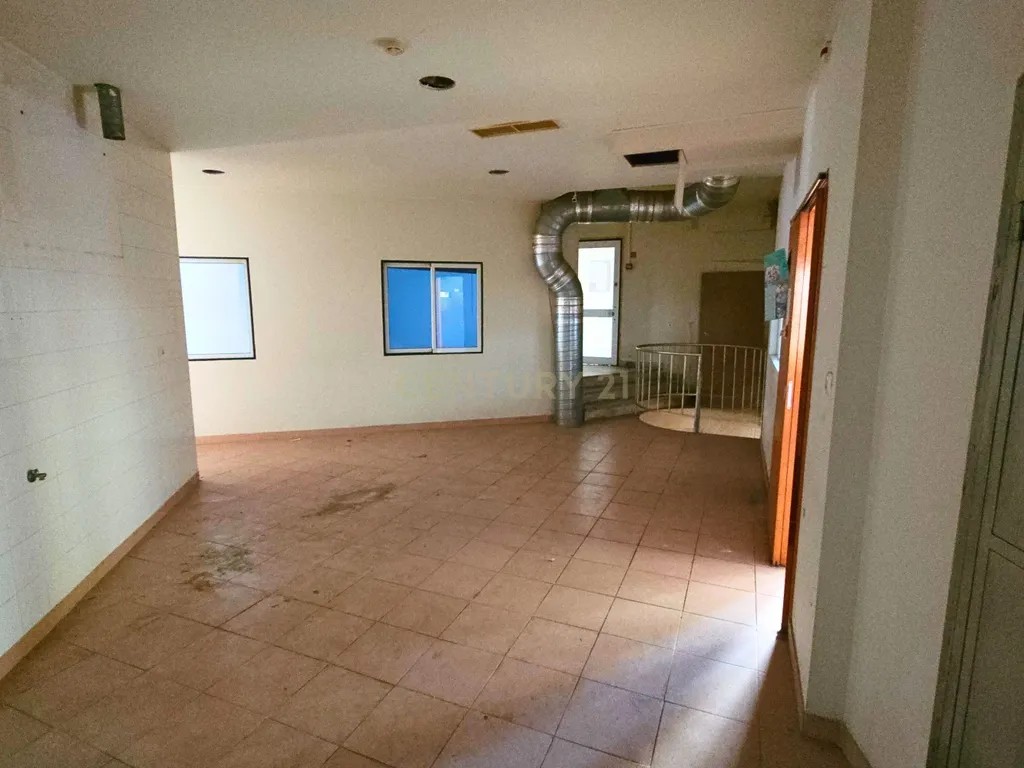 Loja Algés com 330 m2 - Image 9