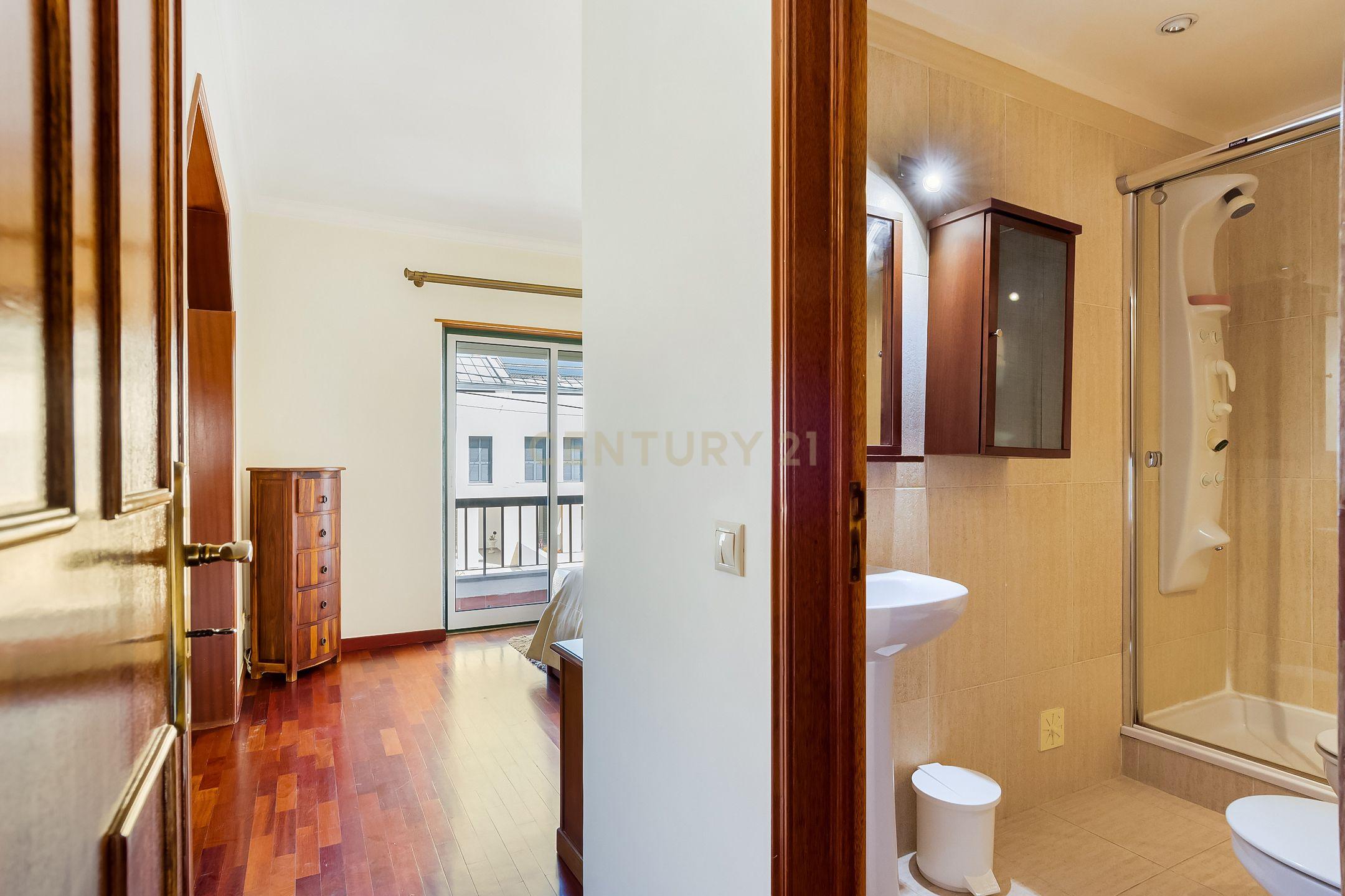 Moradia T5 - Lourel - Garagem - Logradouro - Possibilidade de Permuta - Image 15