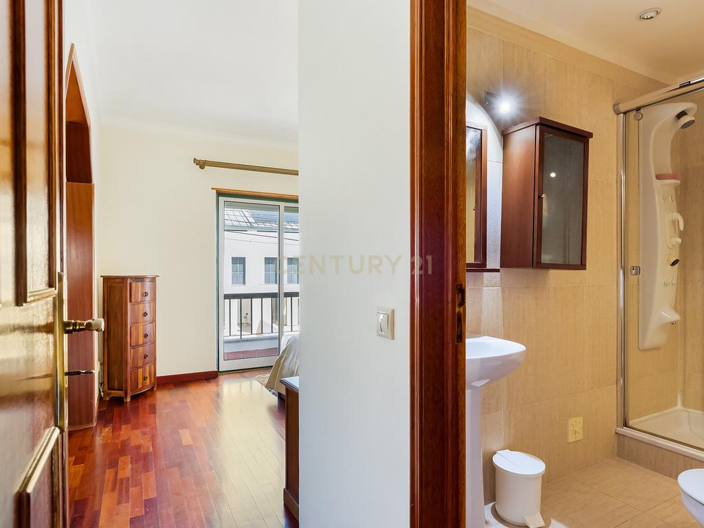 Moradia T5 - Lourel - Garagem - Logradouro - Possibilidade de Permuta - Image 15