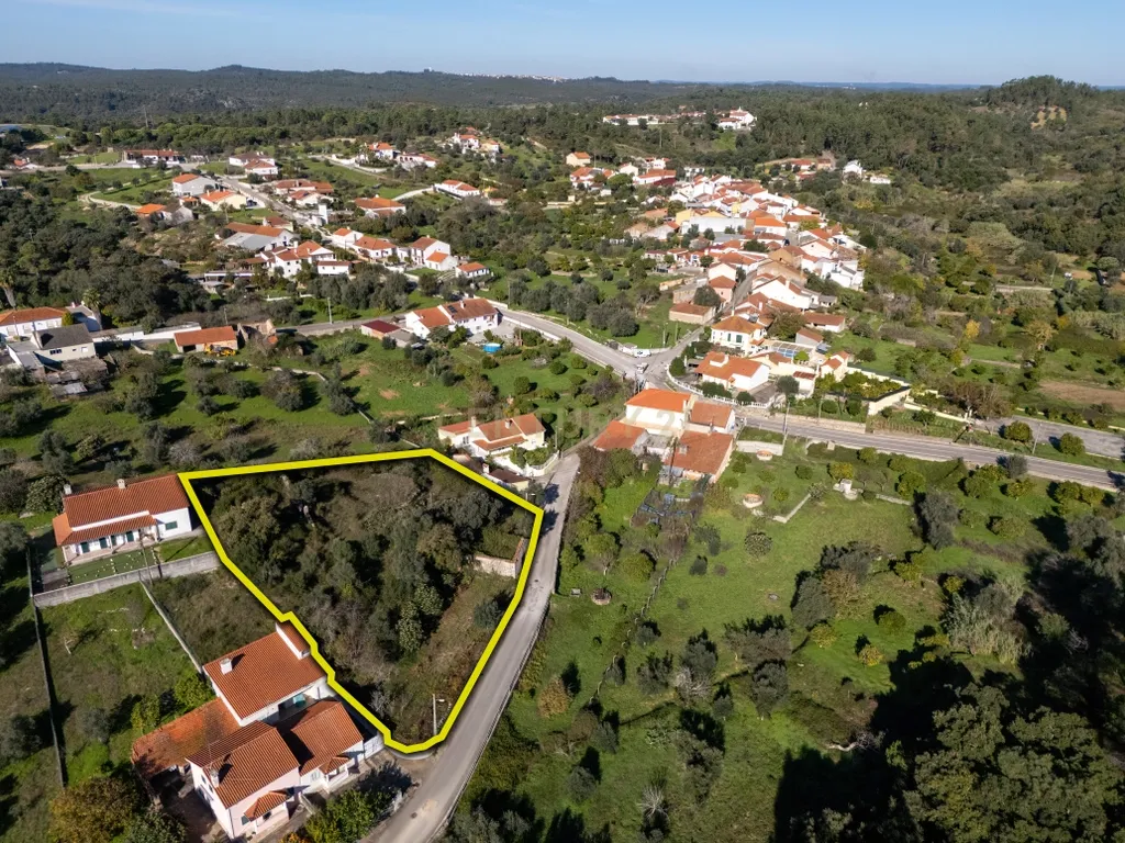 Terreno Urbano com Ruínas e Árvores de Fruto - 2.280m² - Longra, Tomar - Image 8