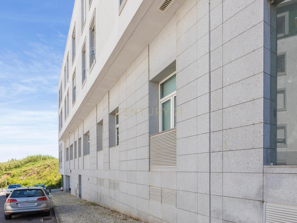 Espaço Comercial junto a Estação de Benfica. - Image 1
