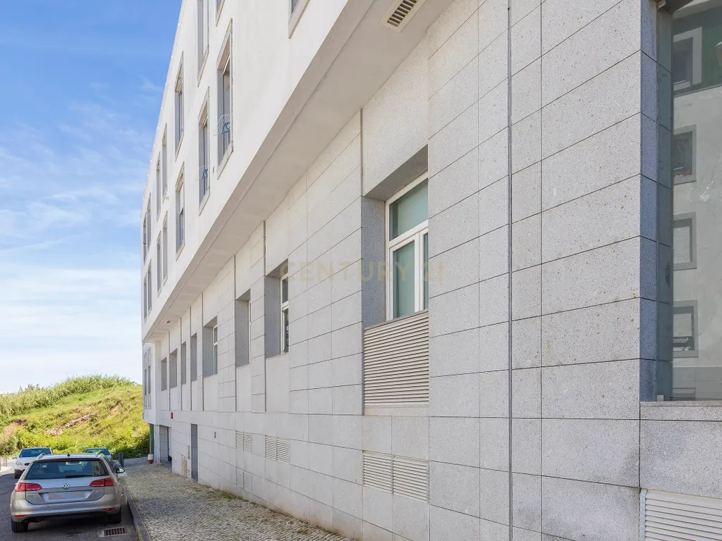 Espaço Comercial junto a Estação de Benfica. - Image 1