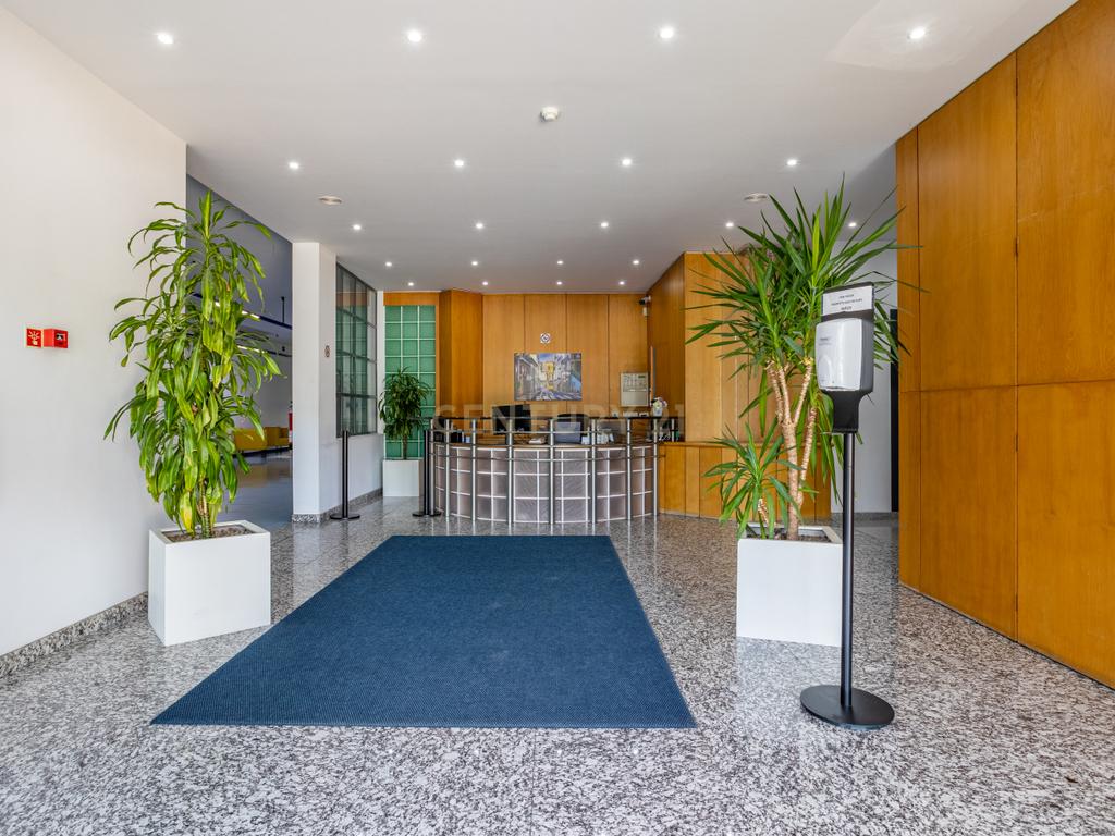 Edifício Comercial em Carnaxide - 5 Pisos - Image 3