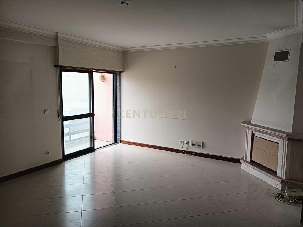 T3 com Suite/Garagem e Arrecadação - Vialonga - Image 14