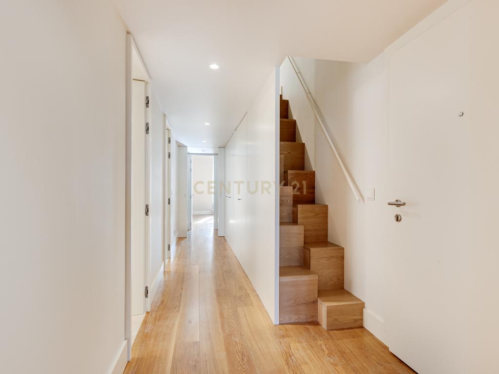 Apartamento T2+1 inserido no emblemático Edifício "Alegria 25". - Image 14