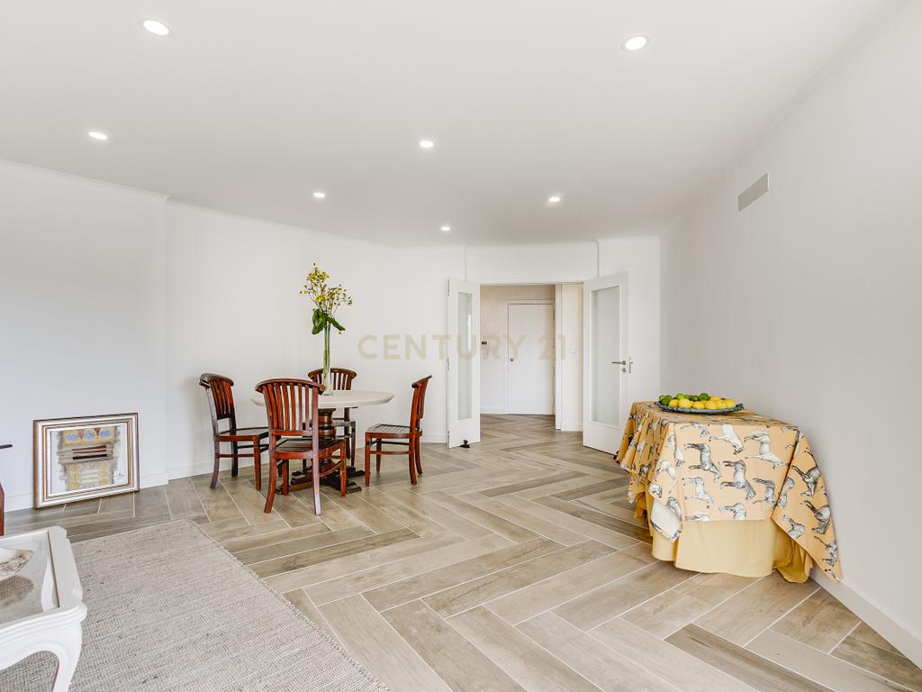 Apartamento T4 com 3 Suites, em zona Prime de Algés - Image 11