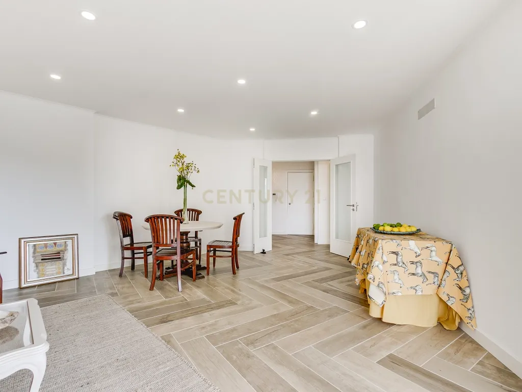 Apartamento T4 com 3 Suites, em zona Prime de Algés - Image 11