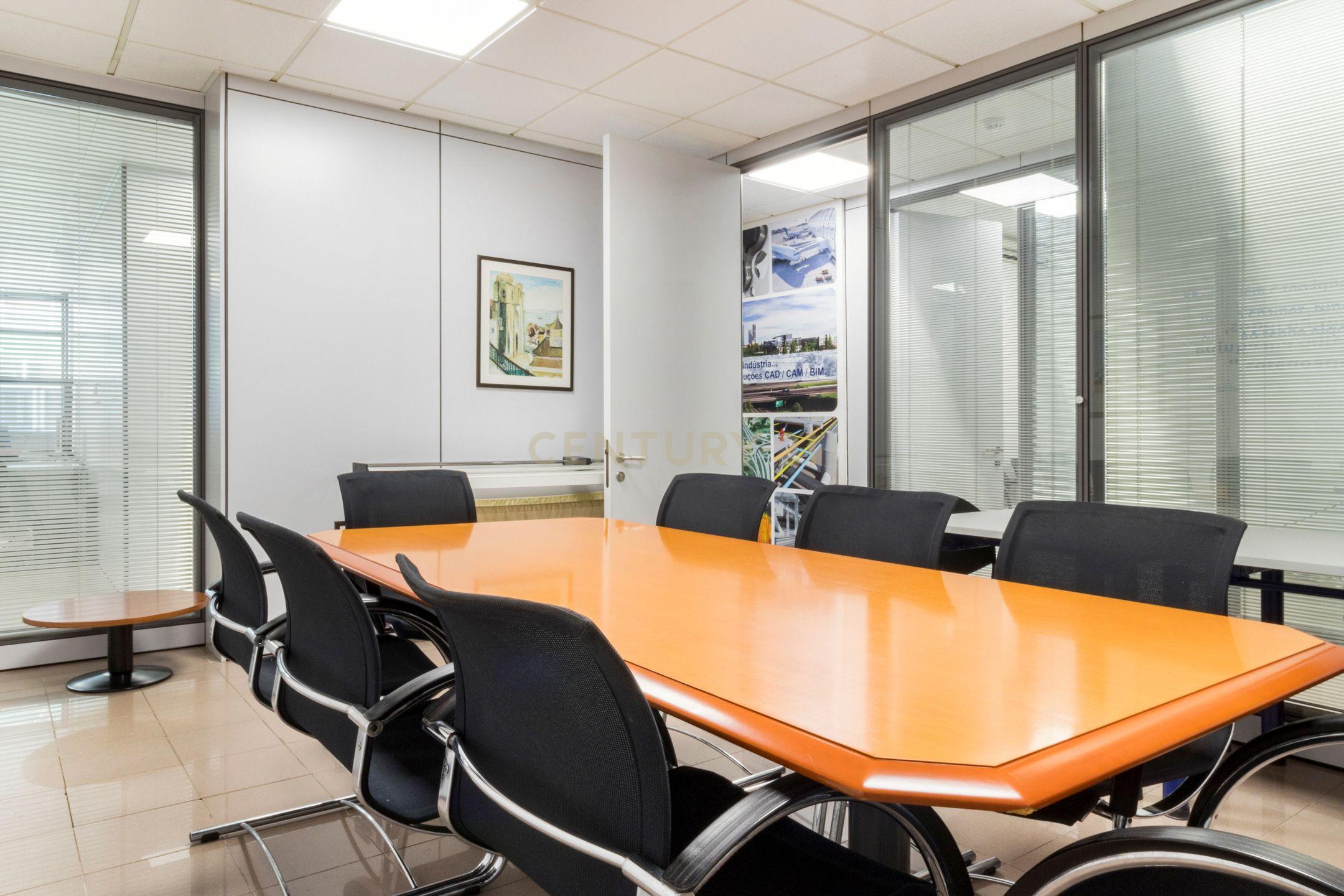 Escritório moderno com 5 Salas e 2 lugares de Parqueamento, junto ao Metro. Para Arrendar! - Image 3