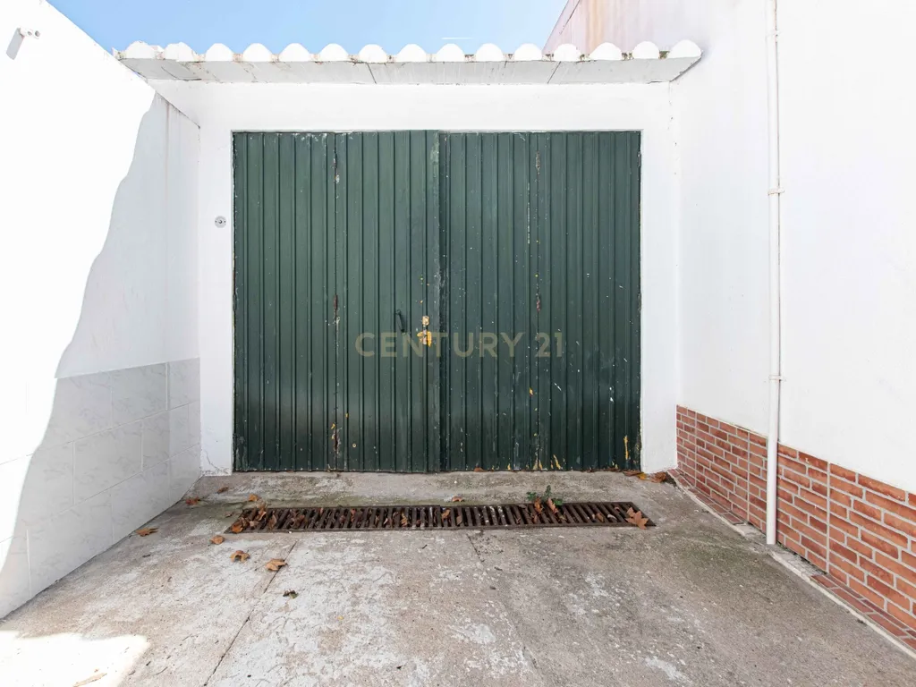 MORADIA T3 COM GARAGEM E ESPAÇOS EXTERIORES EM BENAVENTE - Image 25