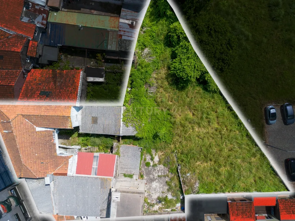 Prédio para reabilitação com terreno e viabilidade para construção na Venda Nova, em Rio Tinto - Image 1