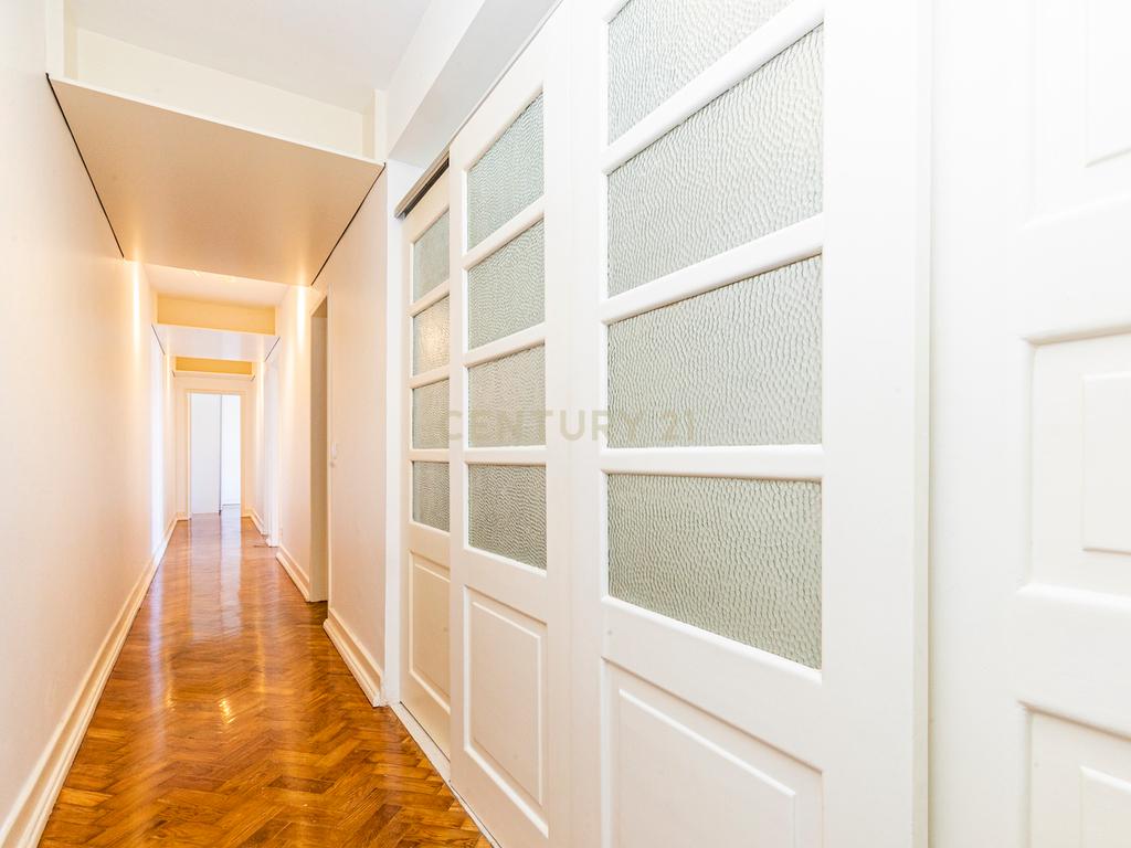 Apartamento T3 renovado para arrendamento na Avenida de Roma com elevador - Image 7