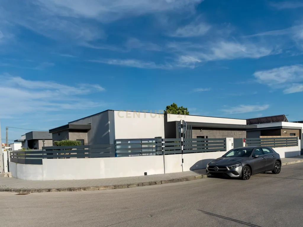 Moradia T3+1 Térrea de gaveto com Piscina, Domótica e Espaço Exterior | Fernão Ferro - Image 6