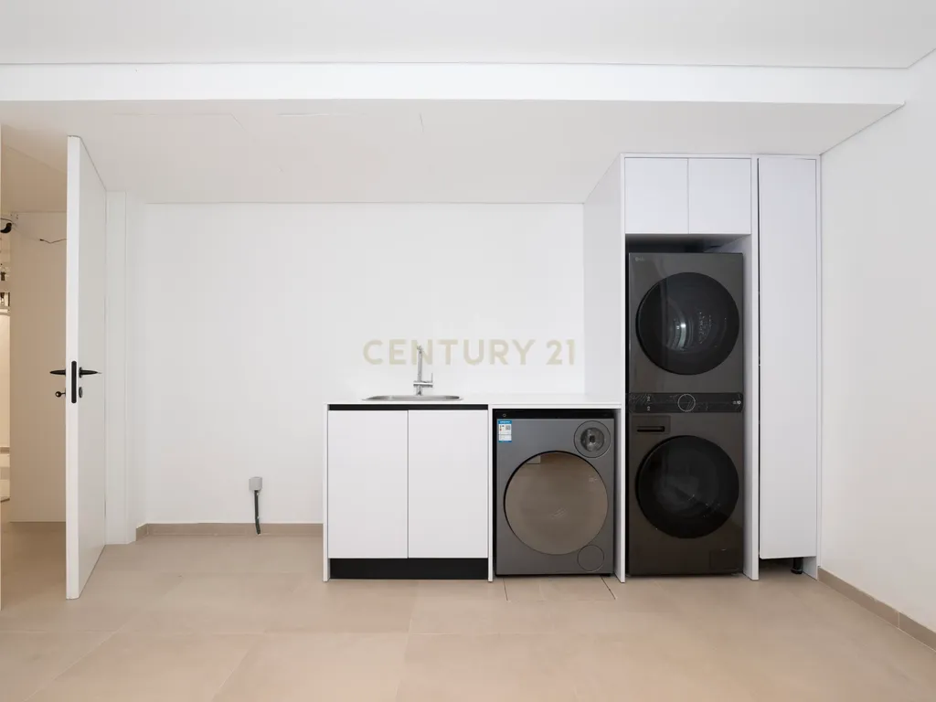 Moradia T5+1 Luxuosa no Estoril - Image 18