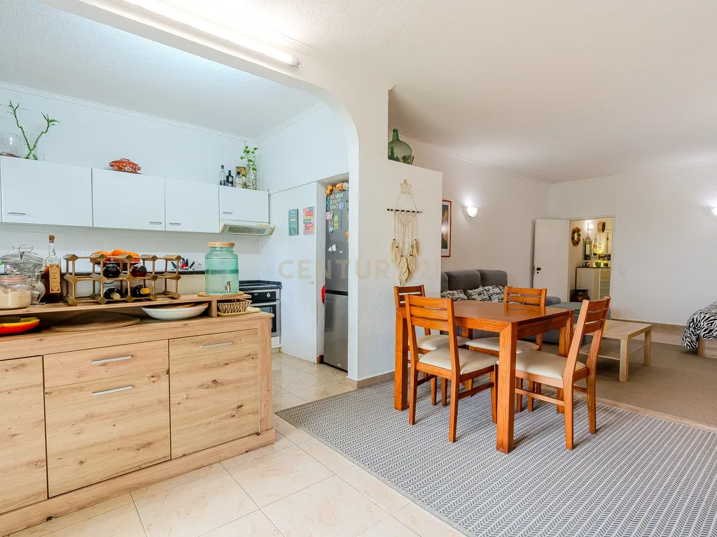 Apartamento T1+2 com Terraço Amplo em Albufeira - Image 1
