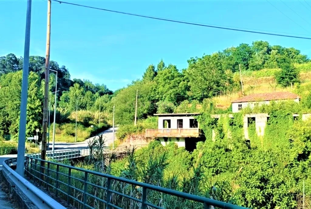 Grande moradia em ruina com terreno junto ao ribeiro, para reconstrução, nas Lages, em Stª Marinha do Zêzere, Baião, Porto. - Image 4