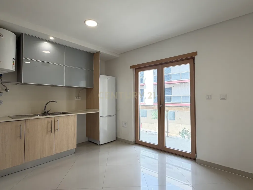 Apartamento T3 com Duas Varandas e Arrecadação, no Pinhal Novo - Image 8