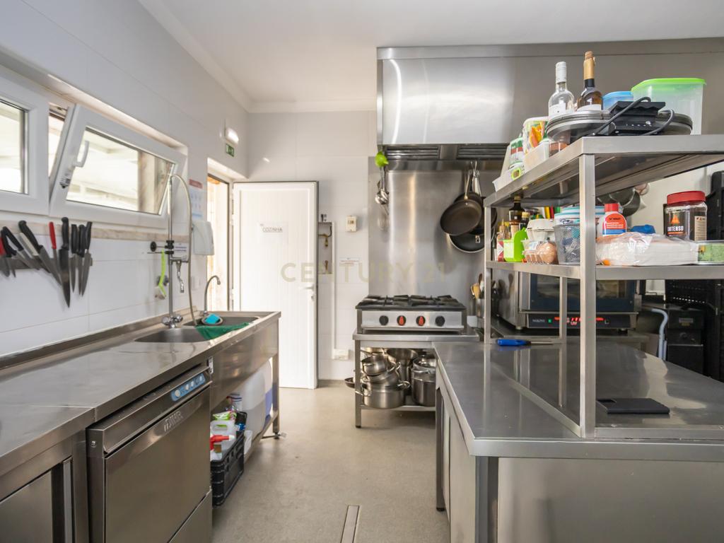 Fantástica Moradia Versátil com Piscina e Jardim, junto a serra da Arrábida – Setúbal - Image 84