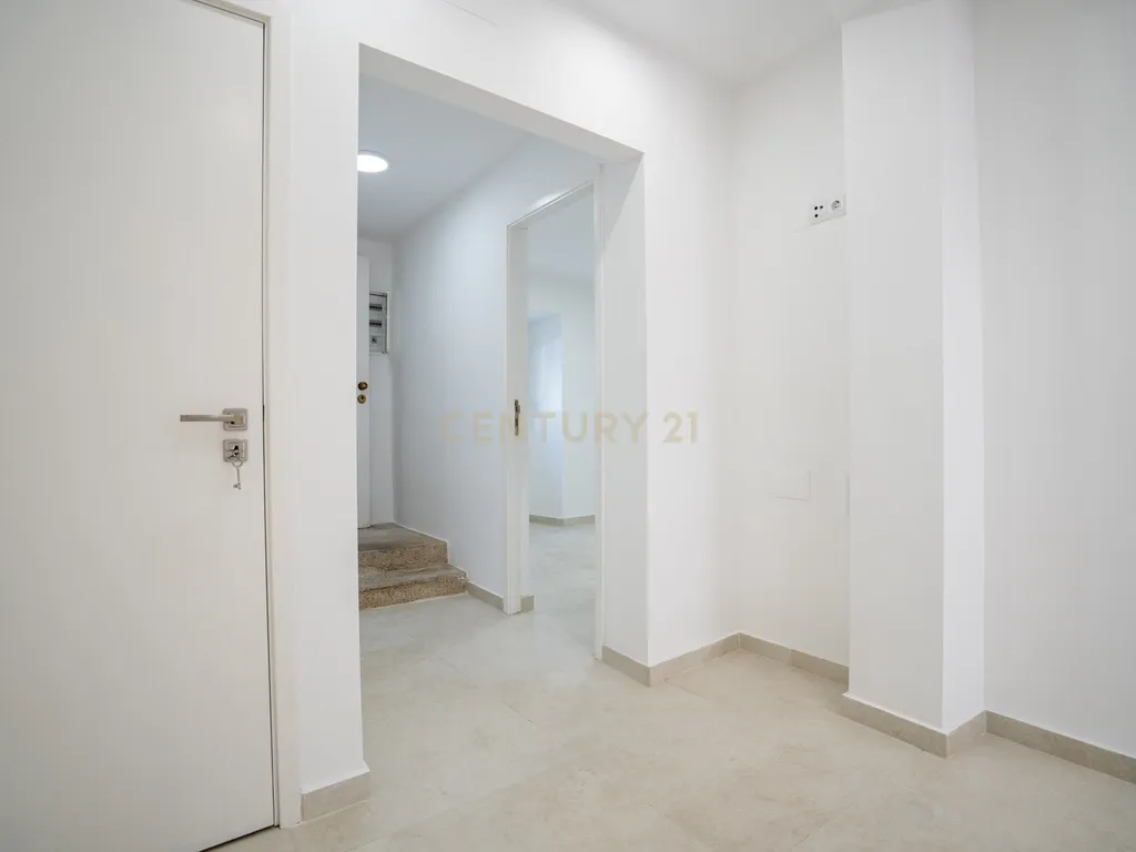 Apartamento T2 RC, Rua do Mato Grosso, Santa Engrácia, São Vicente - Image 9